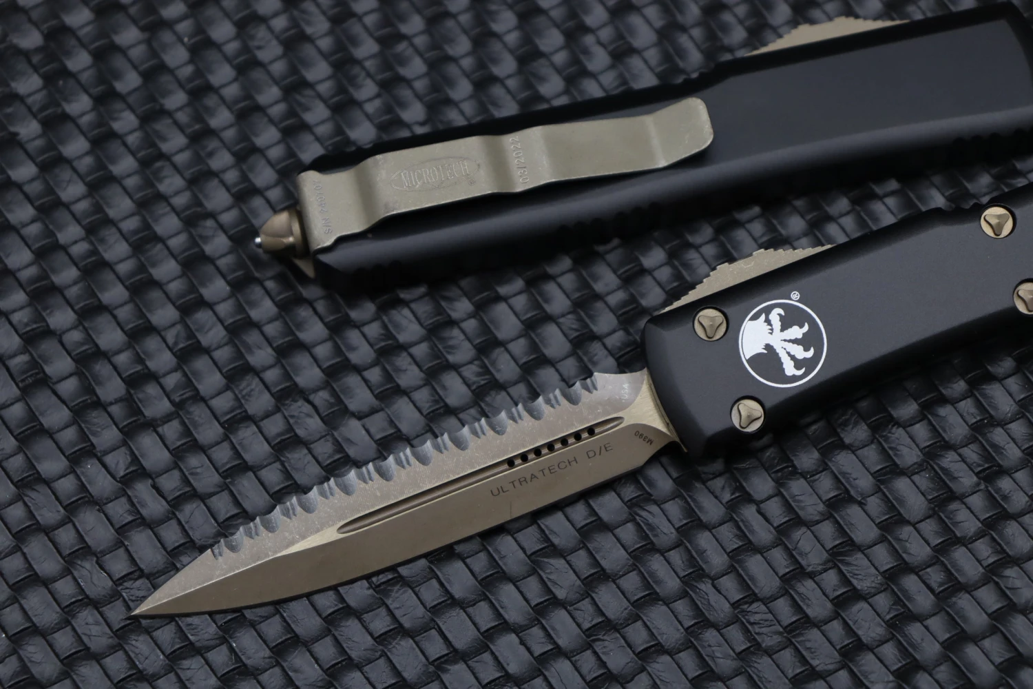 Microtech Ultratech Black W/ Full Serrated Double Edge Bronze Apocalyptic 122-15AP 2 Microtech Ultratech Black W/ Full Serrated Double Edge Bronze Apocalyptic 122-15AP - Image 2