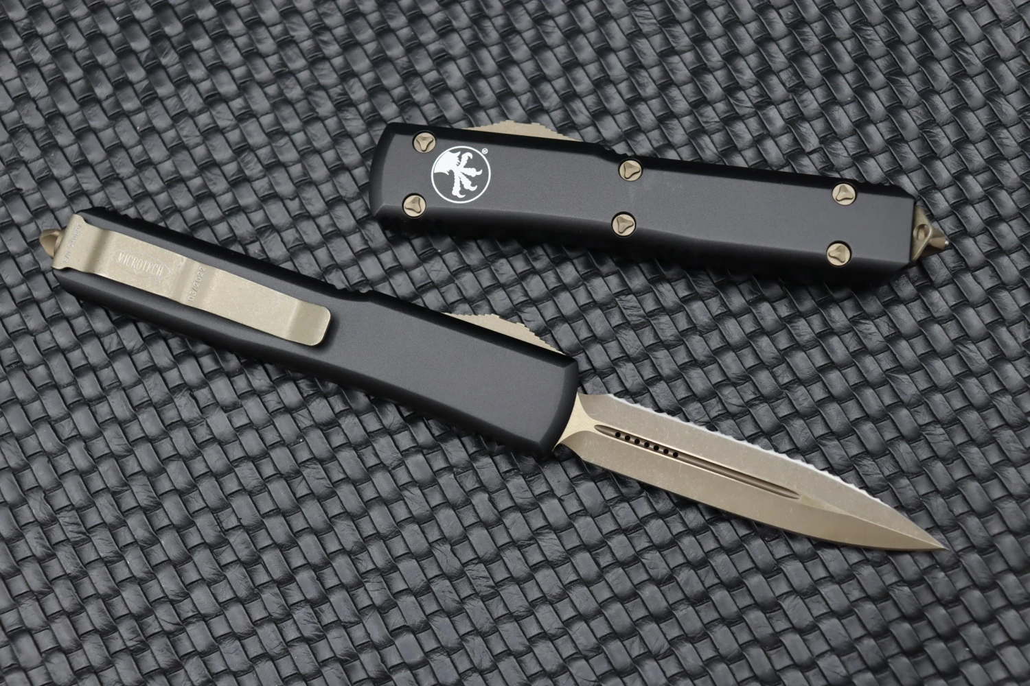 Microtech Ultratech Black W/ Full Serrated Double Edge Bronze Apocalyptic 122-15AP 3 Microtech Ultratech Black W/ Full Serrated Double Edge Bronze Apocalyptic 122-15AP - Image 3