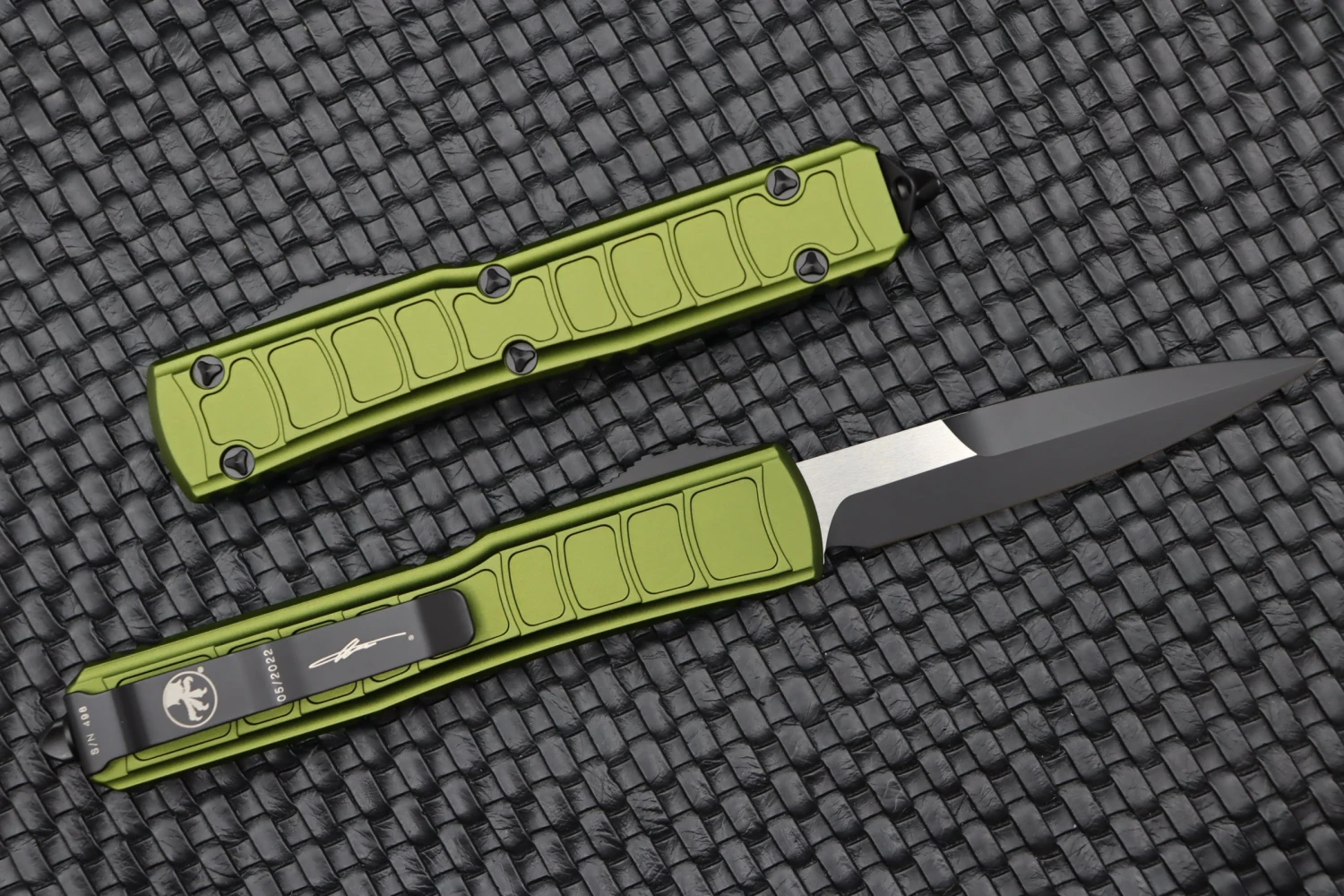 Microtech Ultratech 2 Stepside Bayonet Black & OD Green 120II-1ODS 4 Microtech Ultratech 2 Stepside Bayonet Black & OD Green 120II-1ODS - Image 4